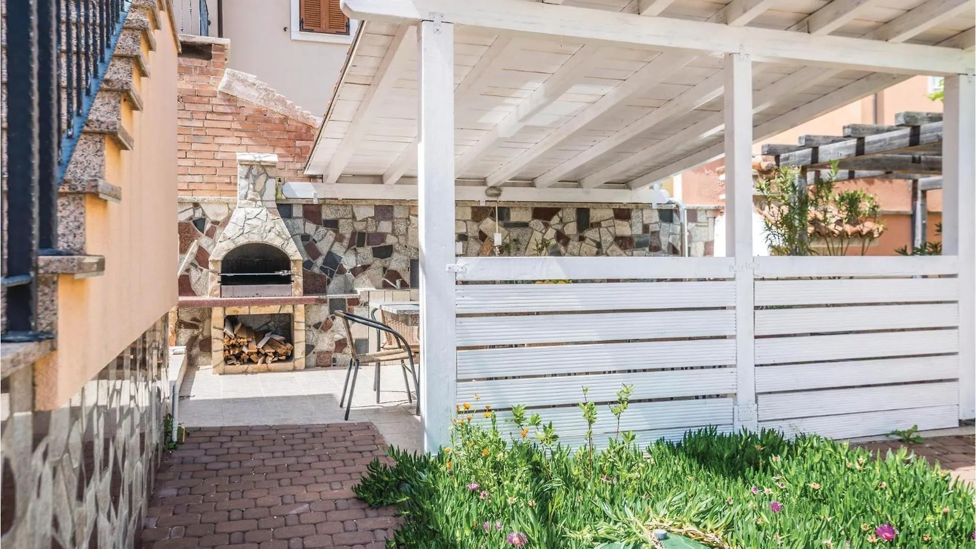 7 Bedroom Stunning Home In Liznjan Holiday home