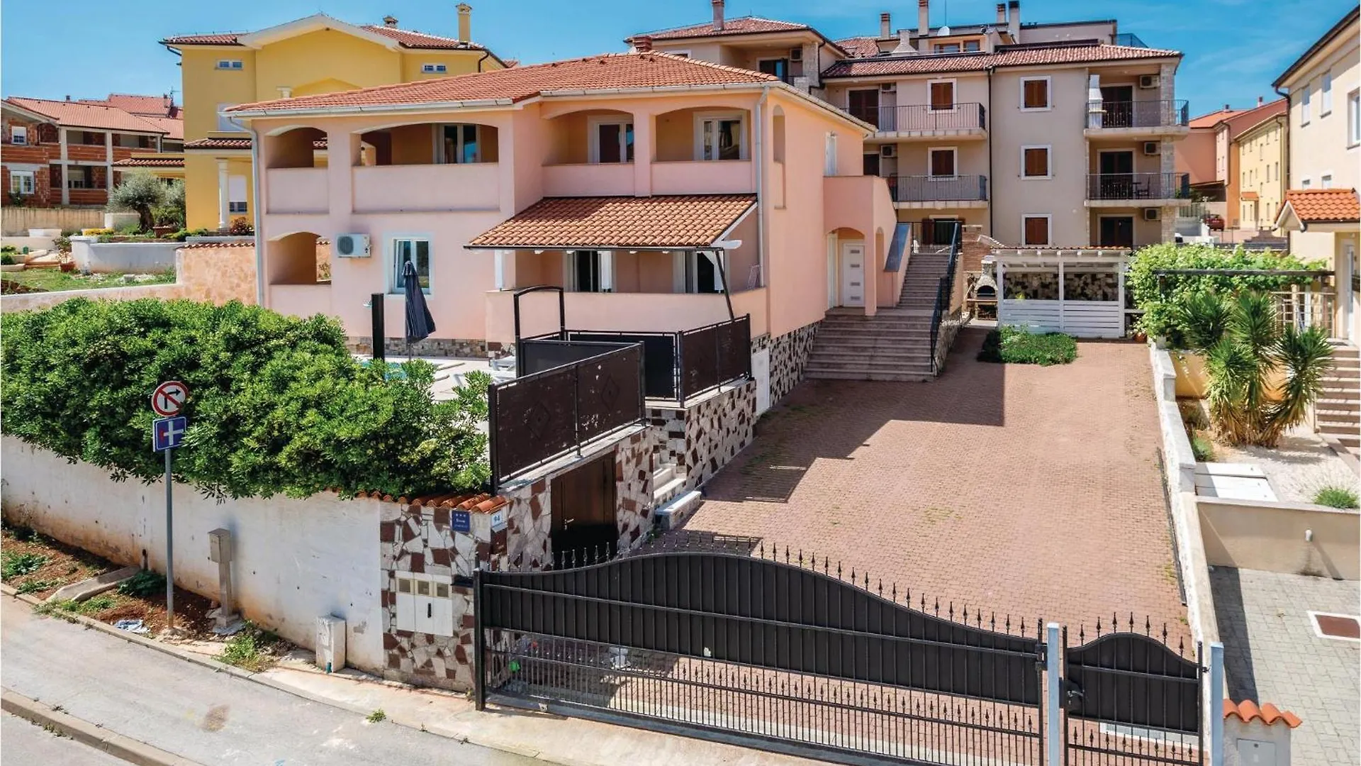 7 Bedroom Stunning Home In Liznjan Croatia